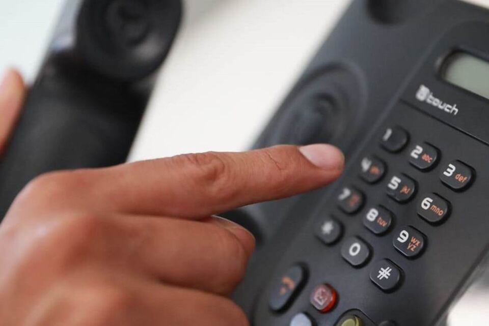 Un hombre de 91 años entregó 100 mil dólares luego de ser engañado por teléfono.