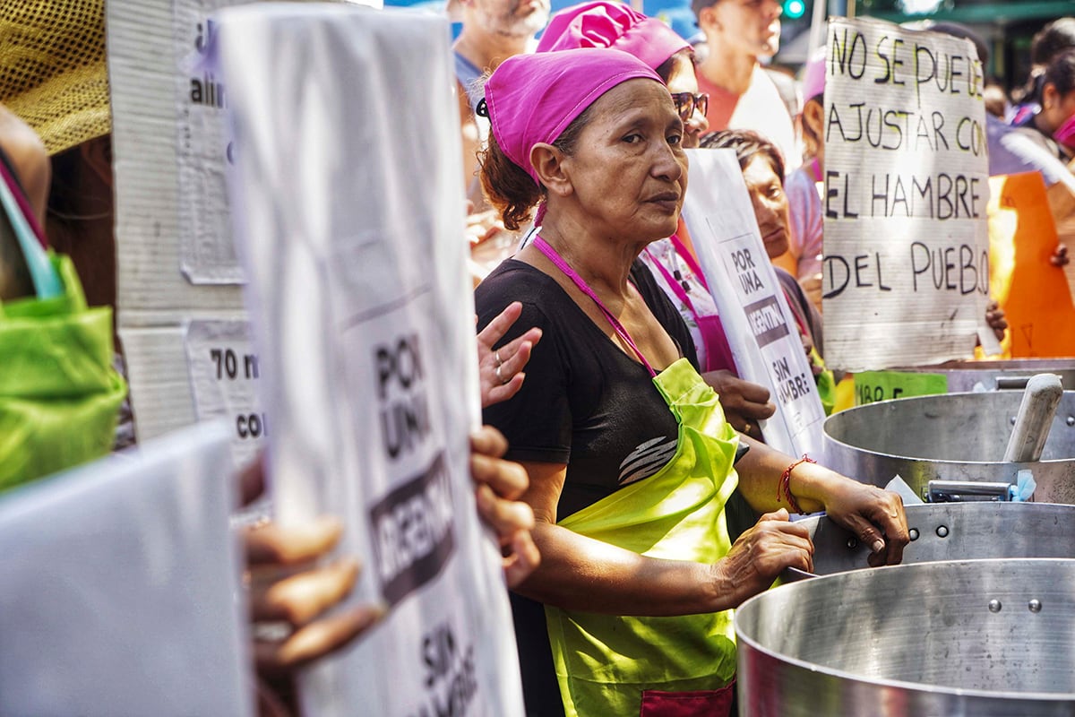 Cientos de cocineras y militantes de movimientos sociales se manifestaron.