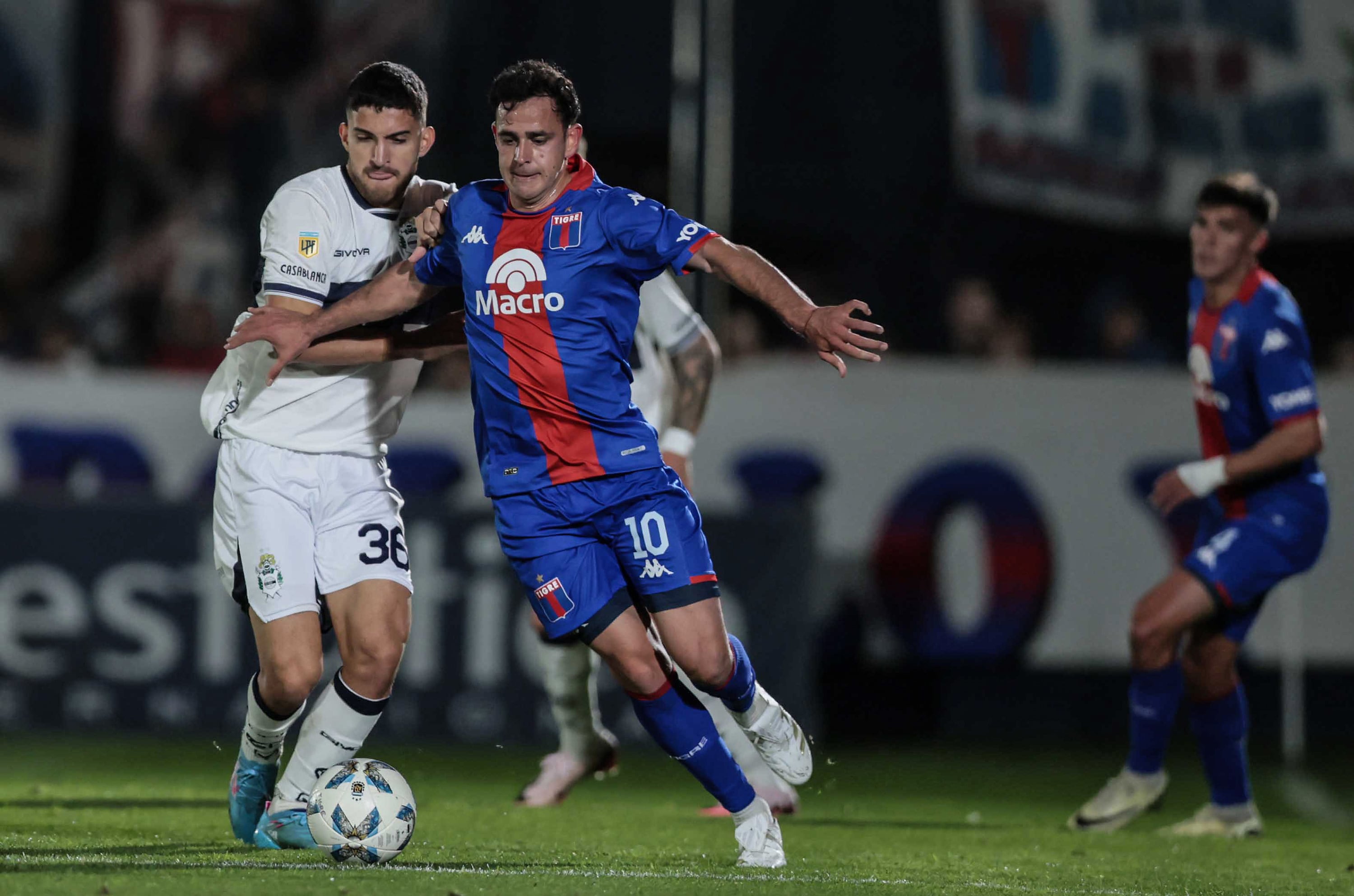 Garayalde y Maroni luchan por el balón