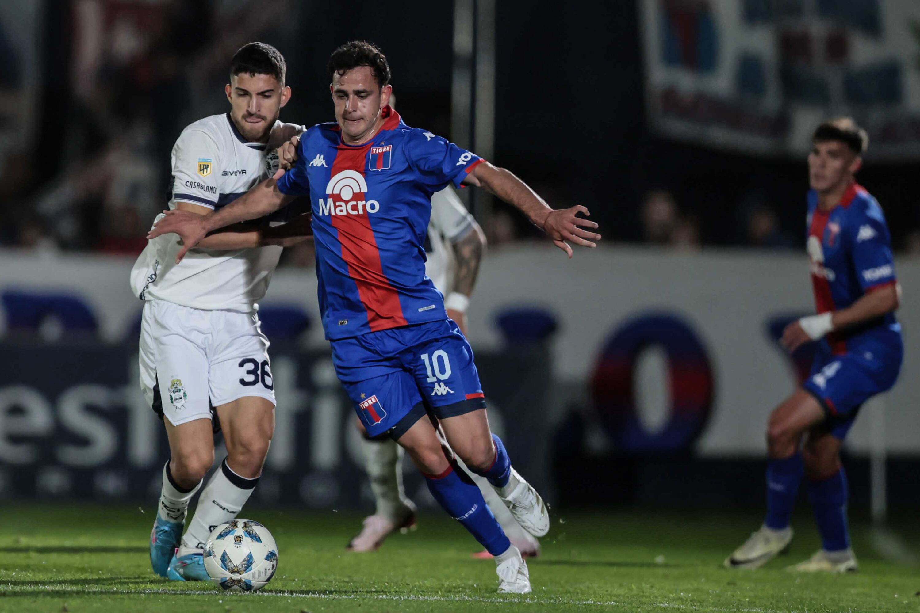 Garayalde y Maroni luchan por el balón