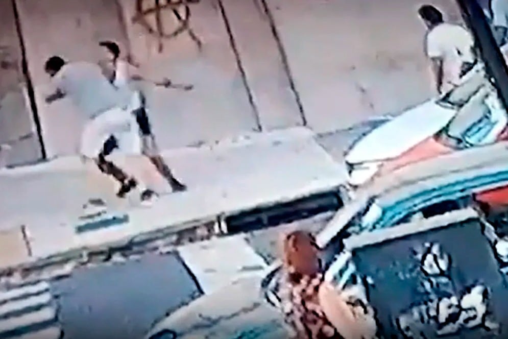 Captura de video de la riña callejera que terminó con un hombre con traumatismo de cráneo.