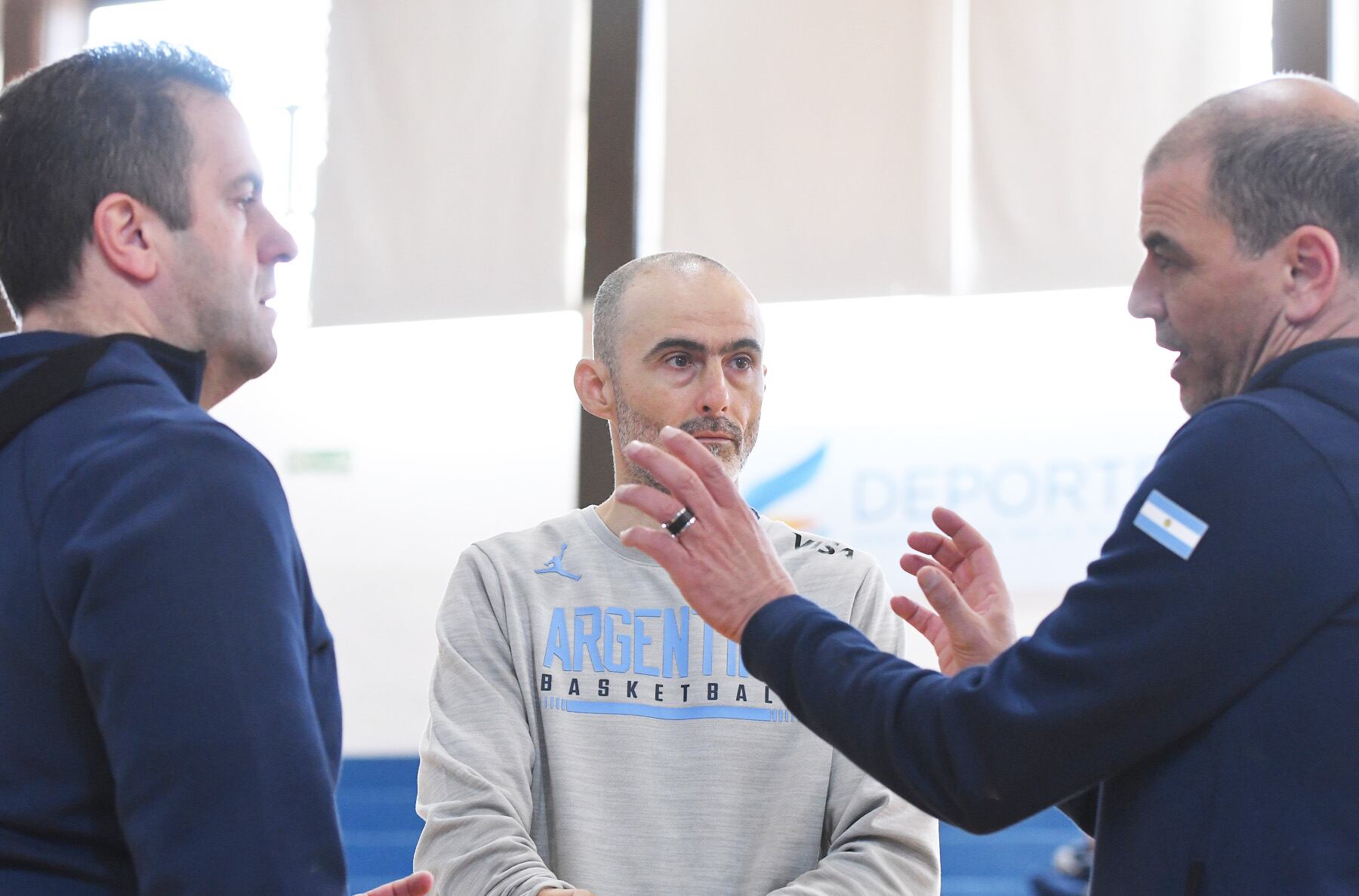 Gabriel Piccato, entre Silvio Santander y el Oveja Hernández. 
