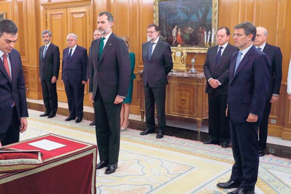 Sánchez juró ante el rey y la constitución pero sin crucifijo ni Biblia.