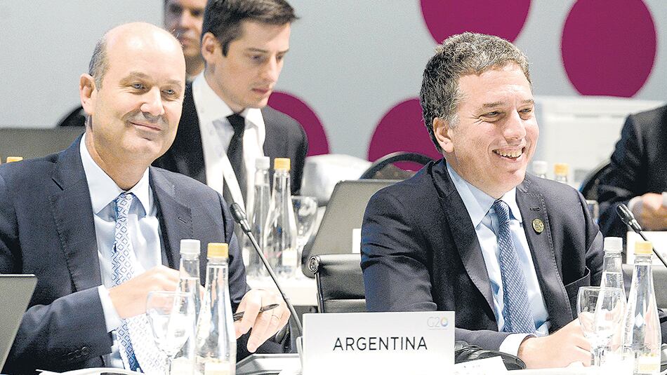 Federico Sturzenegger, presidente del BCRA, y Nicolás Dujovne, ministro de Hacienda, en el inicio del G-20.