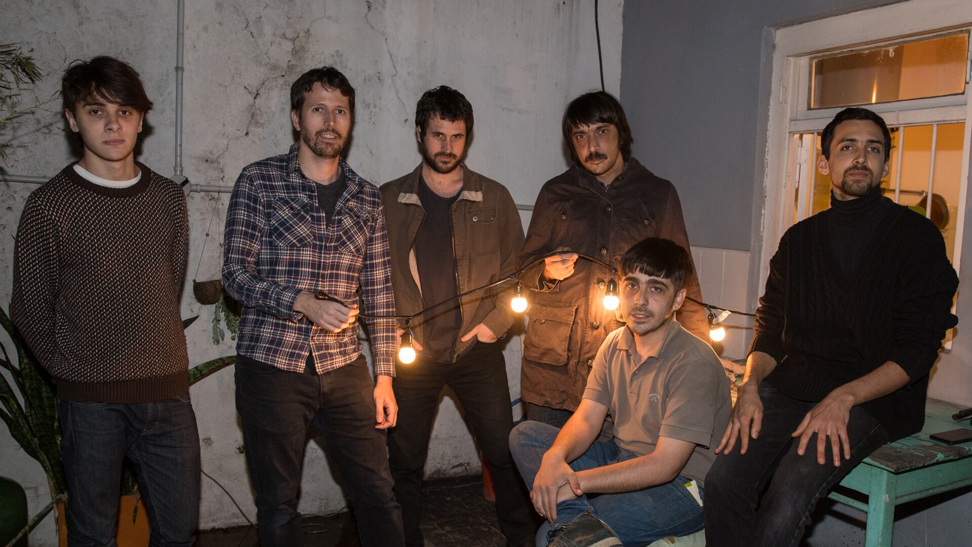 Luego de discos más laberínticos y complejos, el grupo entrega en "Destellos del futuro" una suave psicodelia.