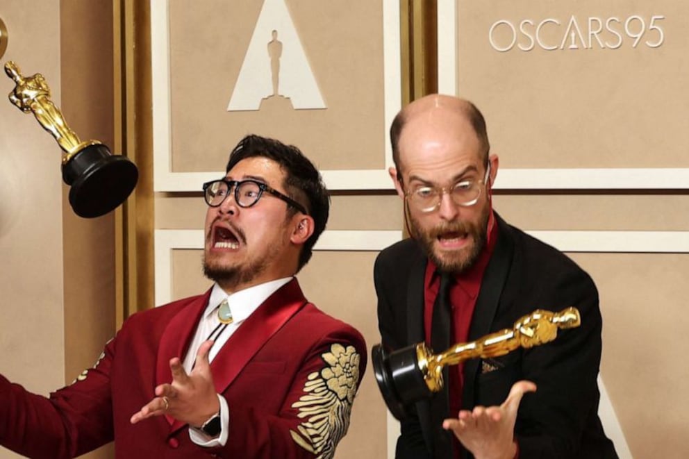 Daniel Kwan y Daniel Scheinert, anoche, revoleando sus Oscar por el aire.