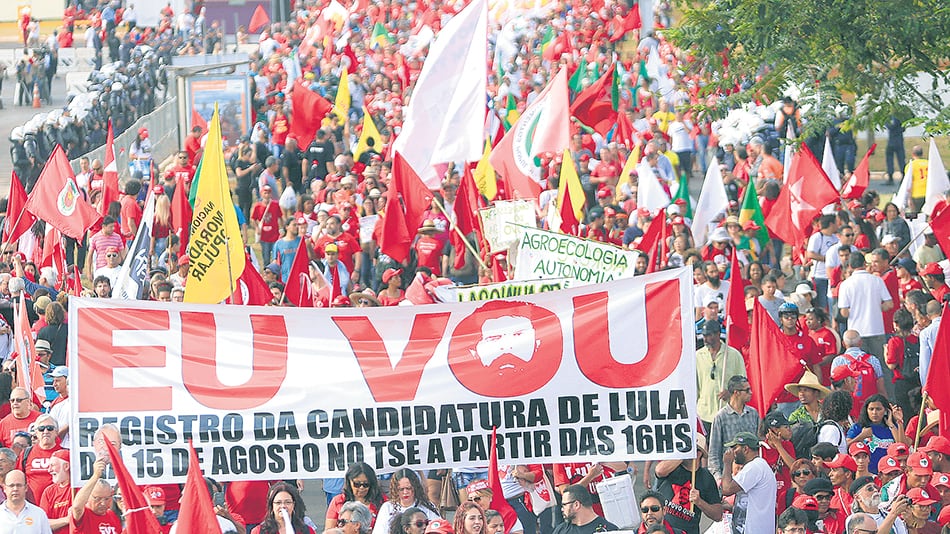 Miles de simpatizantes del PT apoyaron la inscripción de la fórmula Lula-Haddad.