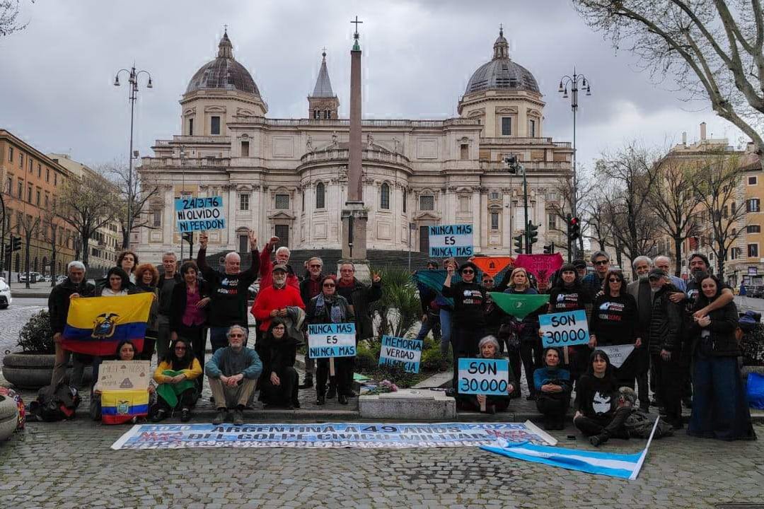 Acto frente a la embajada Argentina, donde se encuentra una placa en memoria de las Madres de Plaza de Mayo.