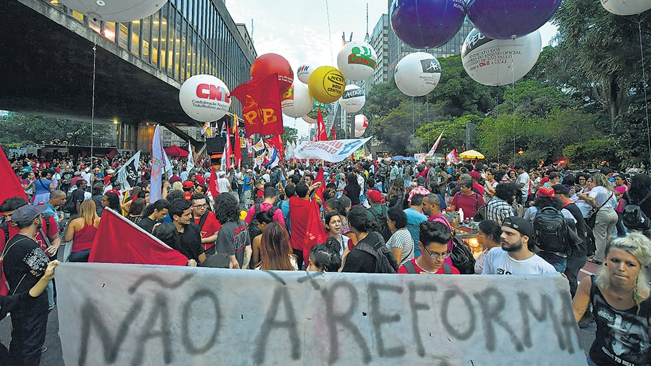 La resistencia popular y sindical, como en esta protesta anteayer en San Pablo, obligaron a Temer a dar marcha atrás.