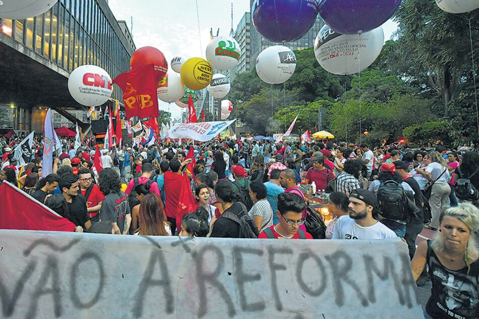 La resistencia popular y sindical, como en esta protesta anteayer en San Pablo, obligaron a Temer a dar marcha atrás.