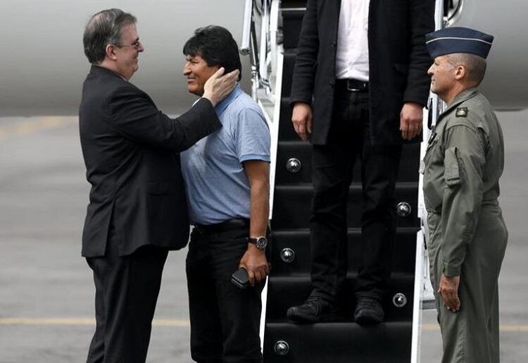Evo Morales al llegar a México, junto al canciller de López Obrador, Marcelo Ebrard. 