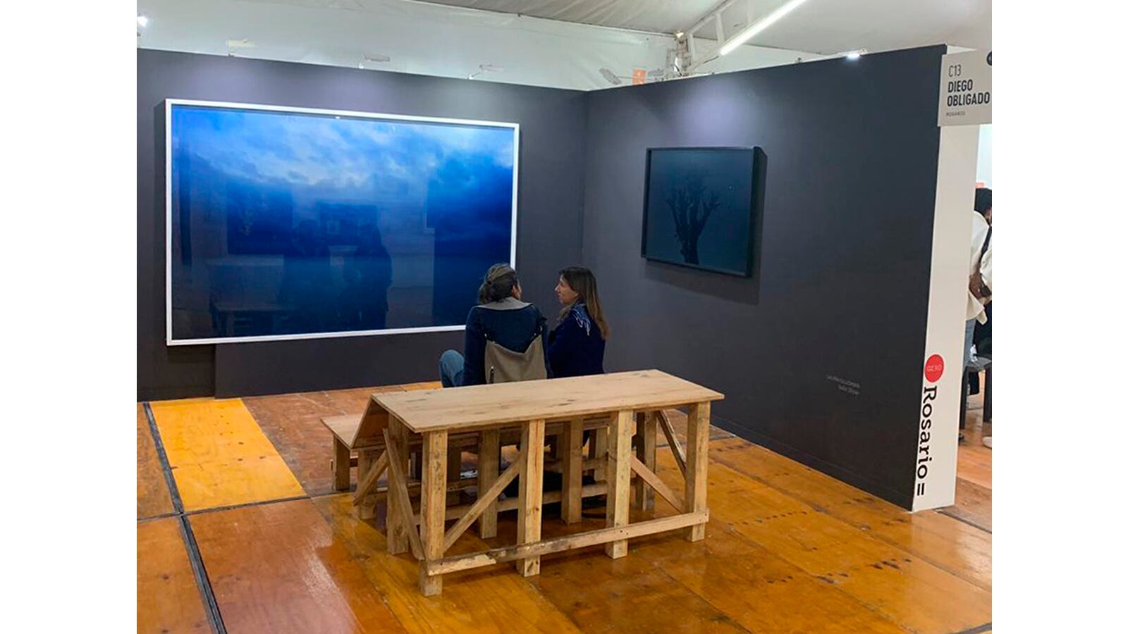 Paisajes y plataforma de Laura Glusman en el stand de Diego Obligado.