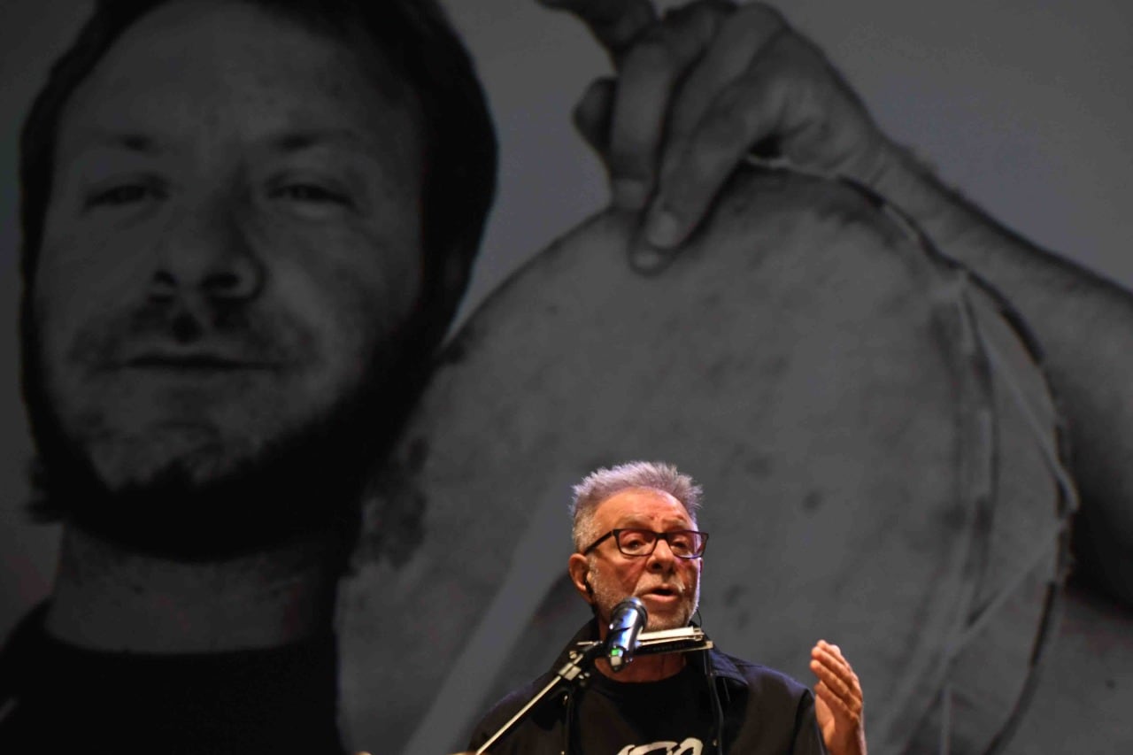 León y León en el escenario del Centro Cultural Kirchner: pasado y presente de un artista único.