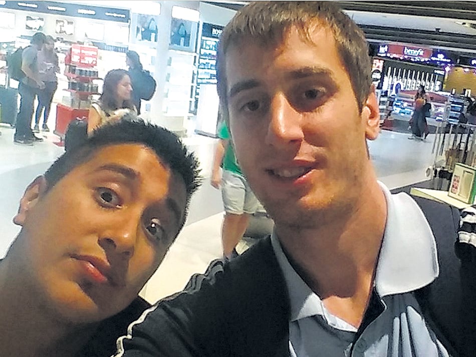 Matías Carena, a la derecha, recién llegado a Río de Janeiro.