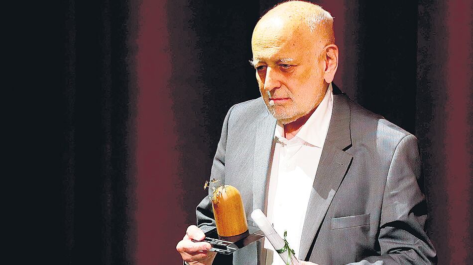 Edgardo Cozarinsky recibió el premio, dotado de 100 mil dólares, en el teatro Colón de Bogotá.