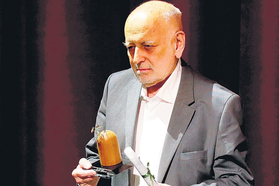 Edgardo Cozarinsky recibió el premio, dotado de 100 mil dólares, en el teatro Colón de Bogotá.