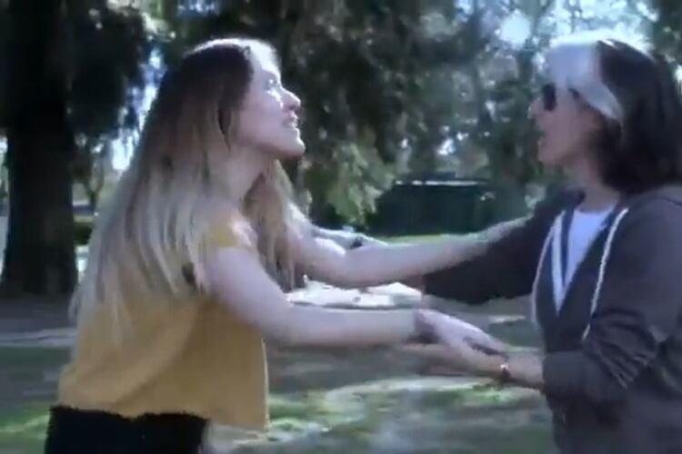 Las mujeres corren desesperadas a abortar en el video que ridiculiza a los antiderechos.