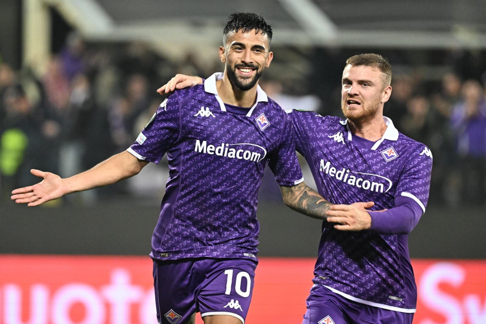 González celebra con Beltrán el gol del triunfo de la Fiore