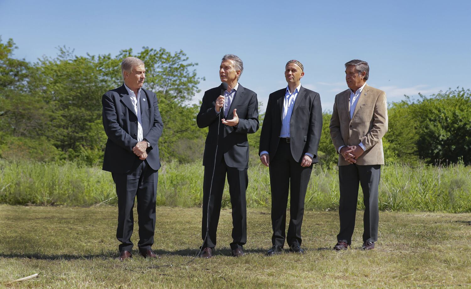 El presidente Macri junto a los ministros Oscar Aguad y Sergio Bergman en la nueva Reserva Ambiental de la Defensa.