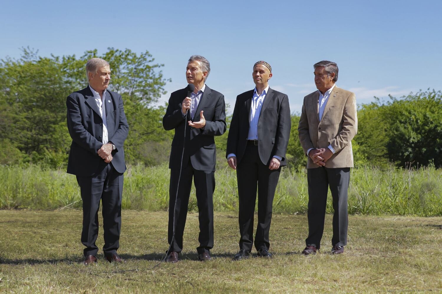 El presidente Macri junto a los ministros Oscar Aguad y Sergio Bergman en la nueva Reserva Ambiental de la Defensa.