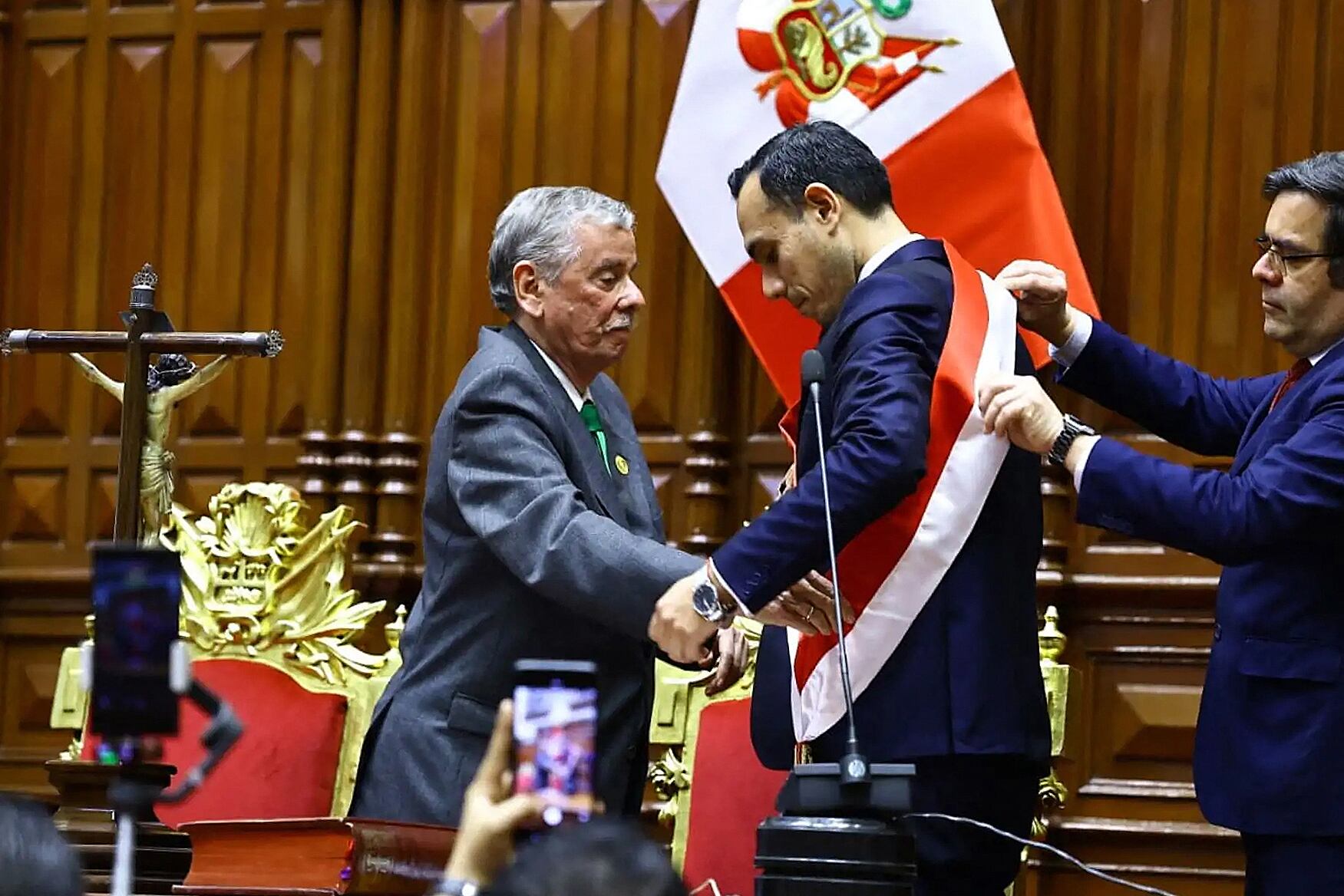 El congresista José Jerí asumela presidencia de Perú.