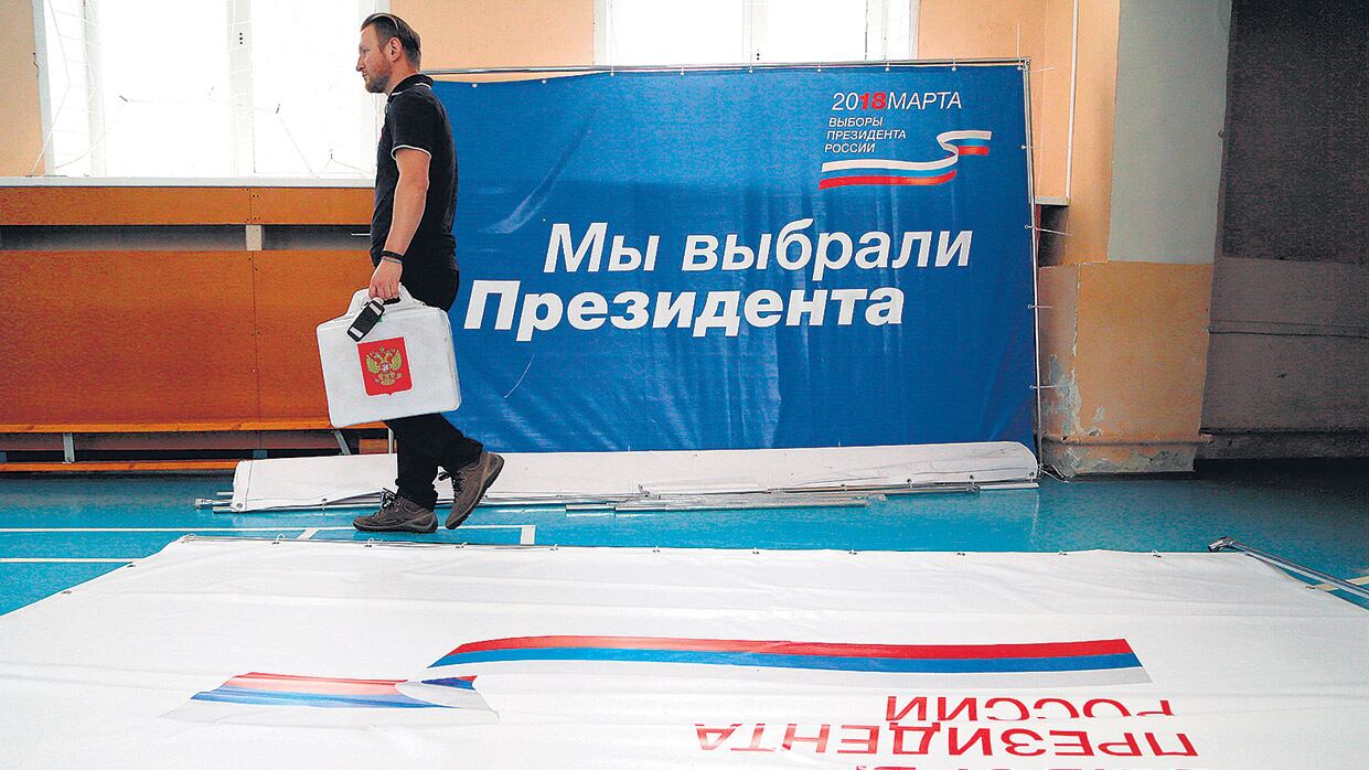 Un miembro de una comisión electoral ultima los preparativos en Moscú.