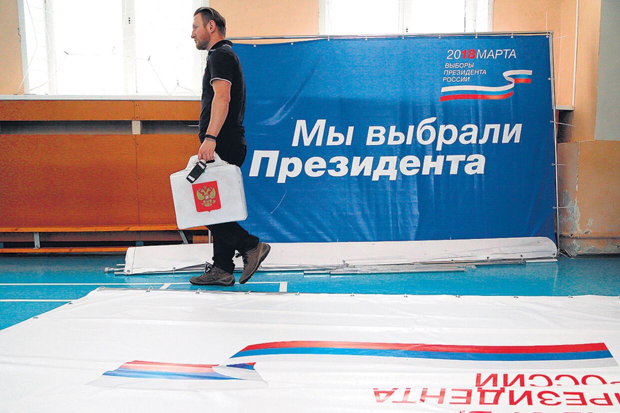 Un miembro de una comisión electoral ultima los preparativos en Moscú.