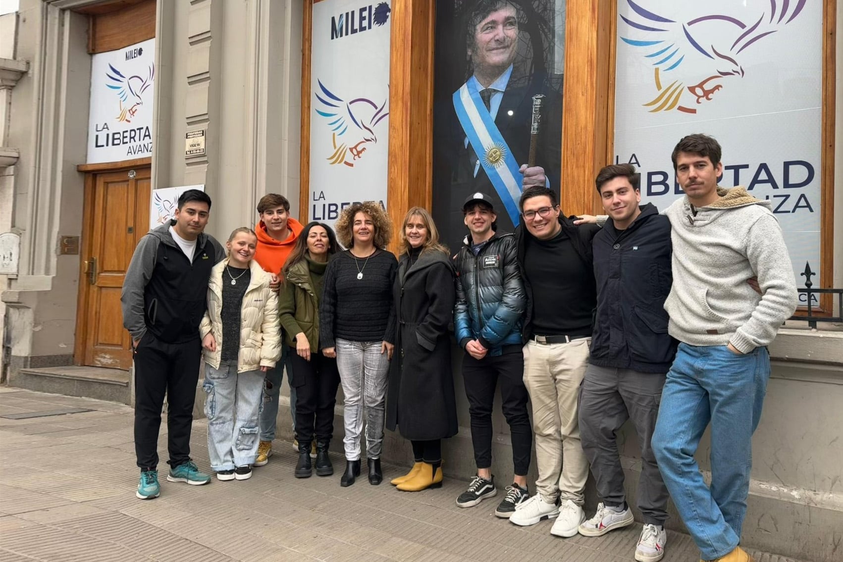 Las concejalas  Marité Gonard y Valeria Rodríguez junto a jóvenes en un local partidario en Bahía Blanca. 