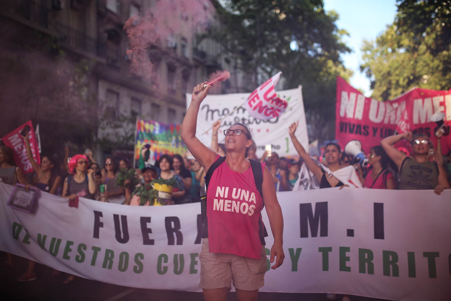 Fuera FMI de nuestros cuerpos y territorios, esa fue la frase de la bandera de arrastre que abrió la marcha del 8M