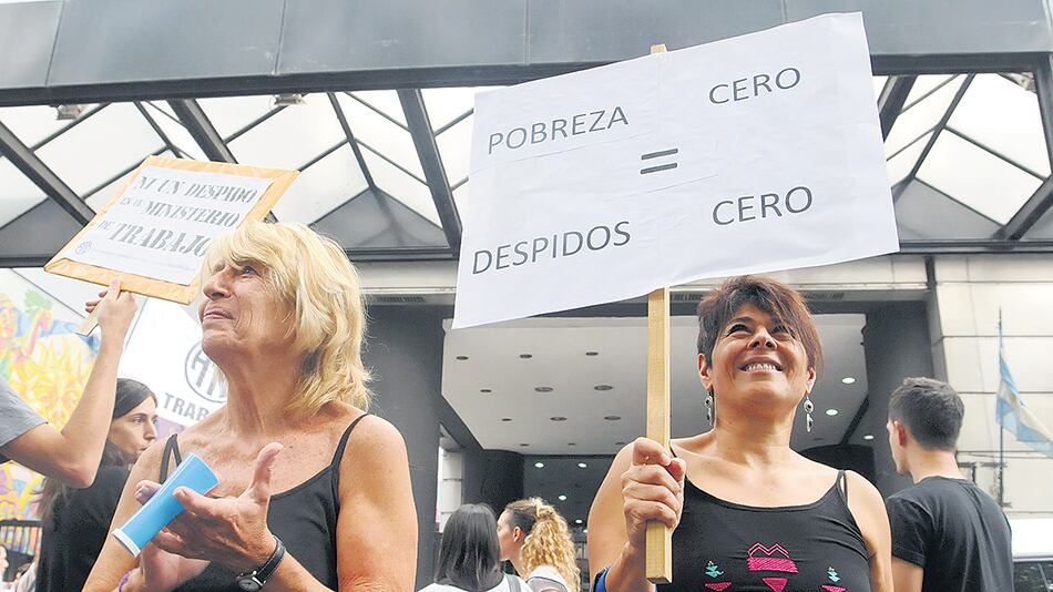 Las medidas forman parte del plan acordado con el FMI y permitirían un ahorro de 20 mil millones de pesos por año.