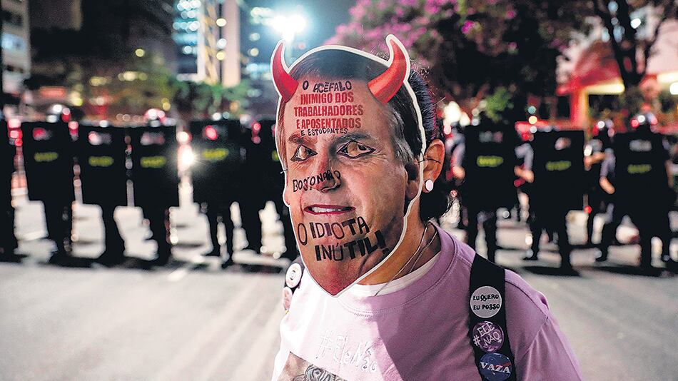 Un manifestante con careta de Bolsonaro en San Pablo.