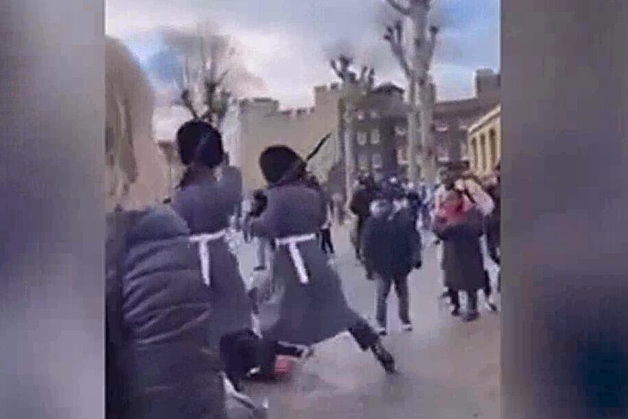 El momento en que un guardia de la reina Isabel II pisotea a un niño.