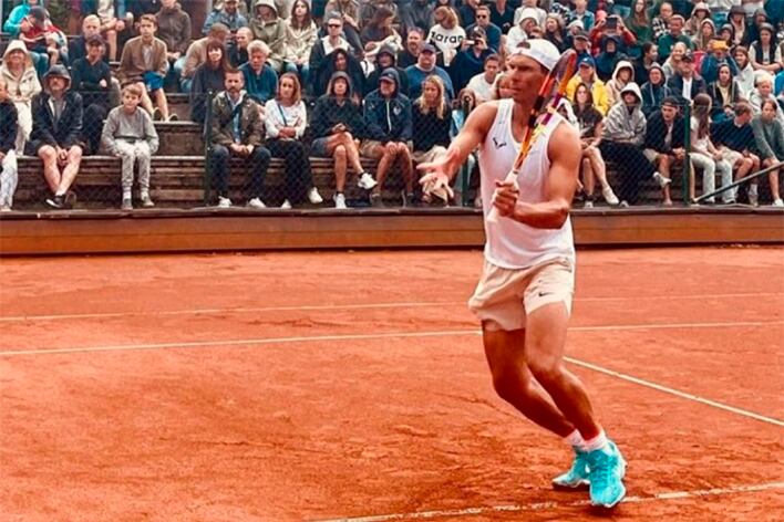 Nadal se entrena en Bastad a cancha llena.