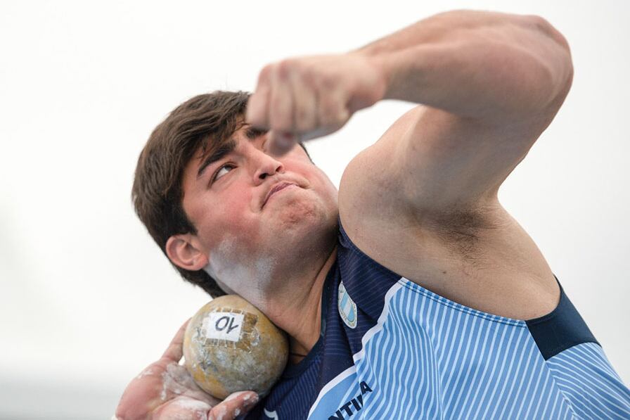 Narazeno Sasia, en pleno lanzamiento de bala