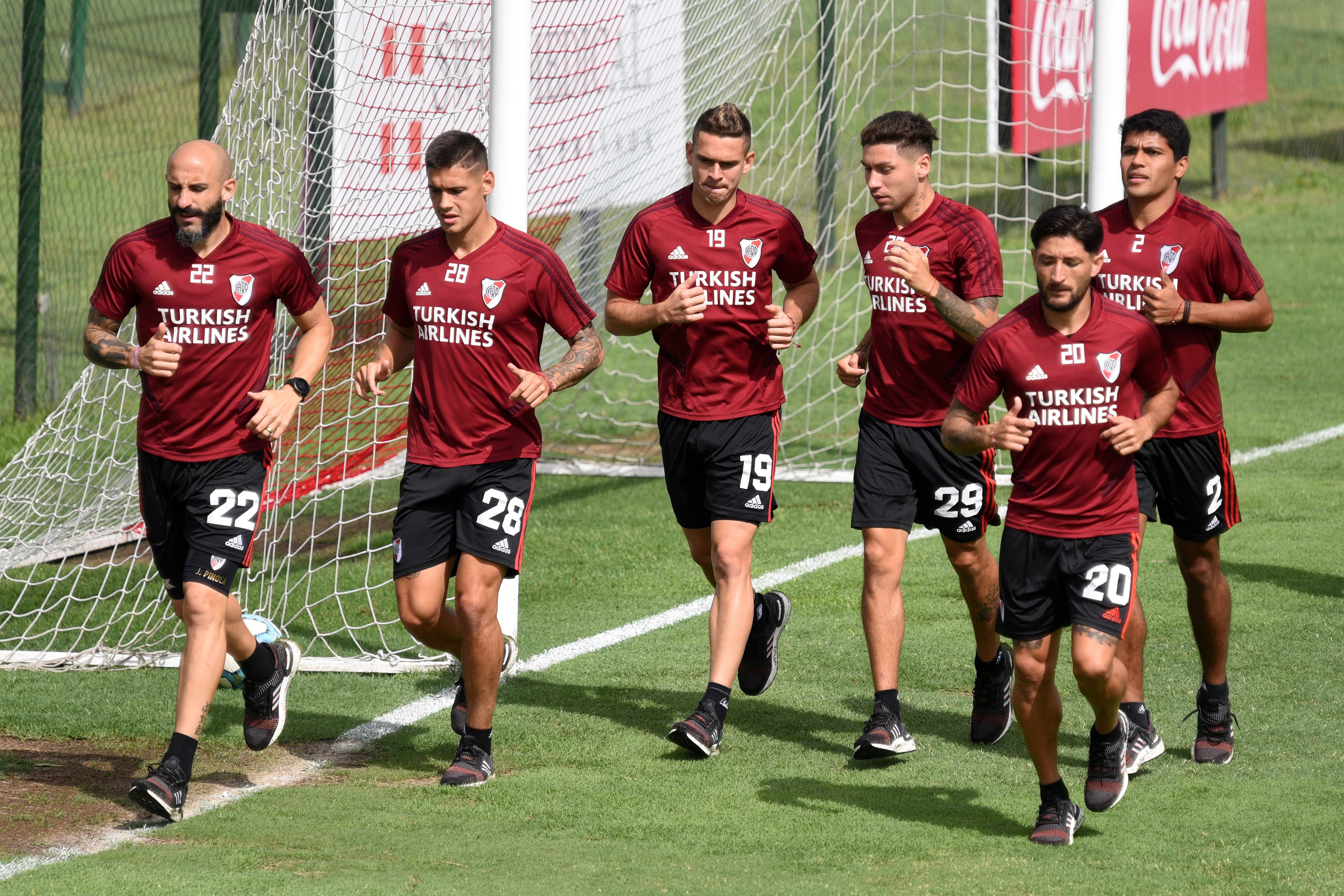 Pinola (primero a la izquierda) trota junto a sus compañeros durante la práctica en el River Camp.