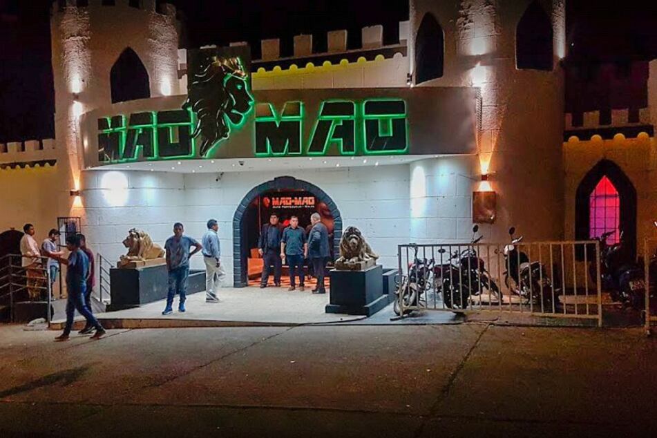 Anoche se hizo un operativo de vacunación a la entrada de un boliche.