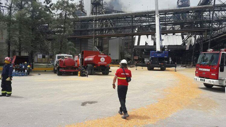 Los bomberos llegaron a la planta tras la explosión.