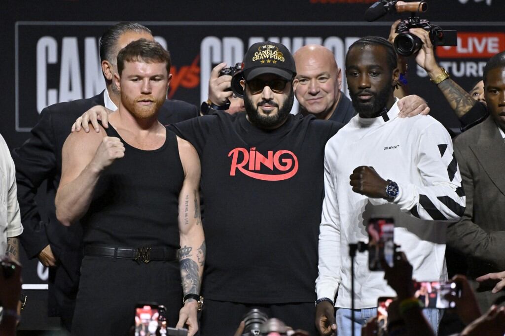 Canelo y Crawford, abrazados por el ministro saudita Turki Alalshikh, uno de los promotores de la pelea. El otro, al fondo, Dana White, presidente de la UFC.