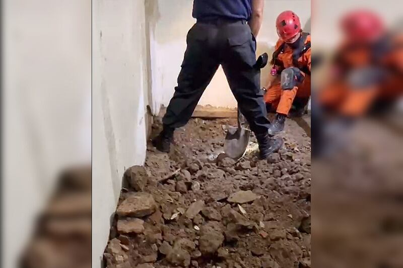 Los investigadores allanaron el jueves la vivienda de Lezcano Mendoza, en la calle Bucarest al 2531 de Ingeniero Budge, tras un llamado anónimo recibido en el 911.