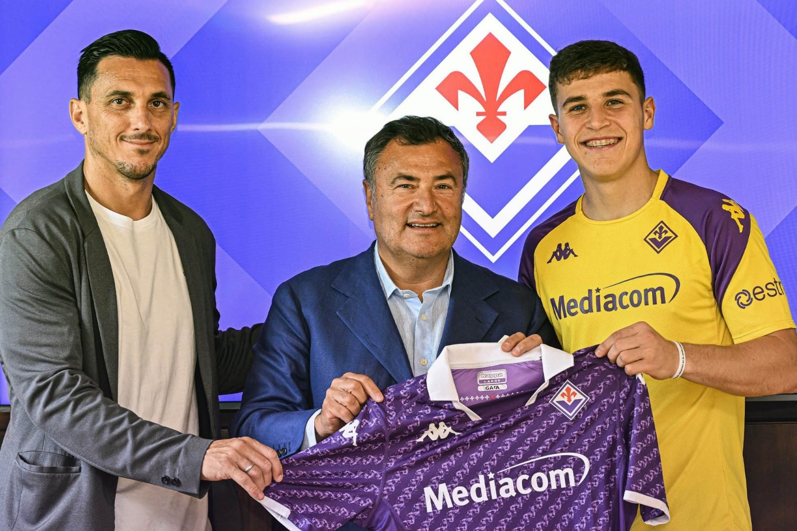 Infantino (derecha) posa junto al presidente "viola" y Burdisso