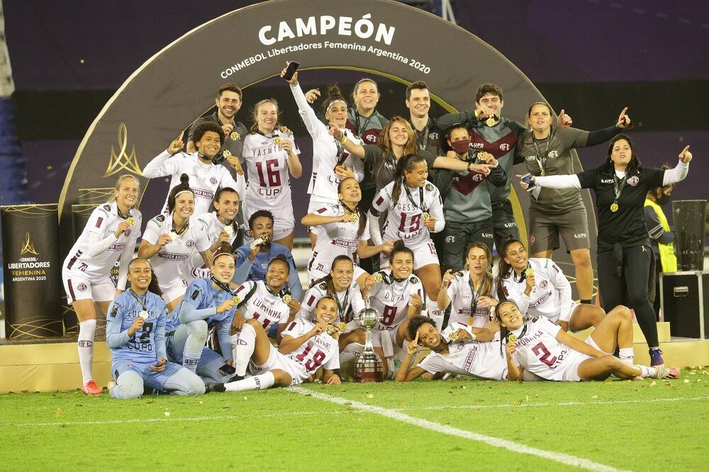 Las campeonas festejan el título en la cancha de Vélez.