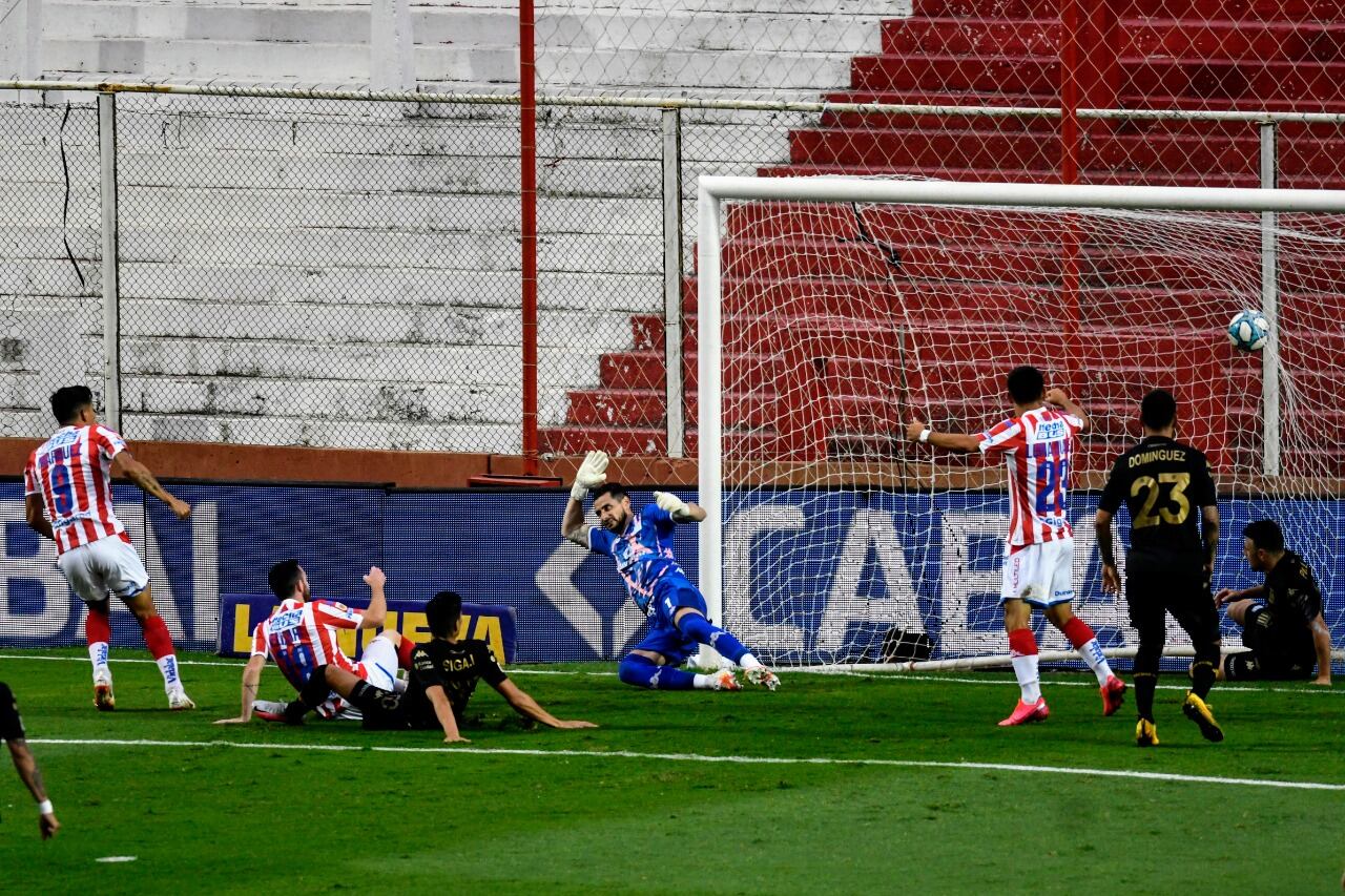 Márquez anota el primero frente a Racing.