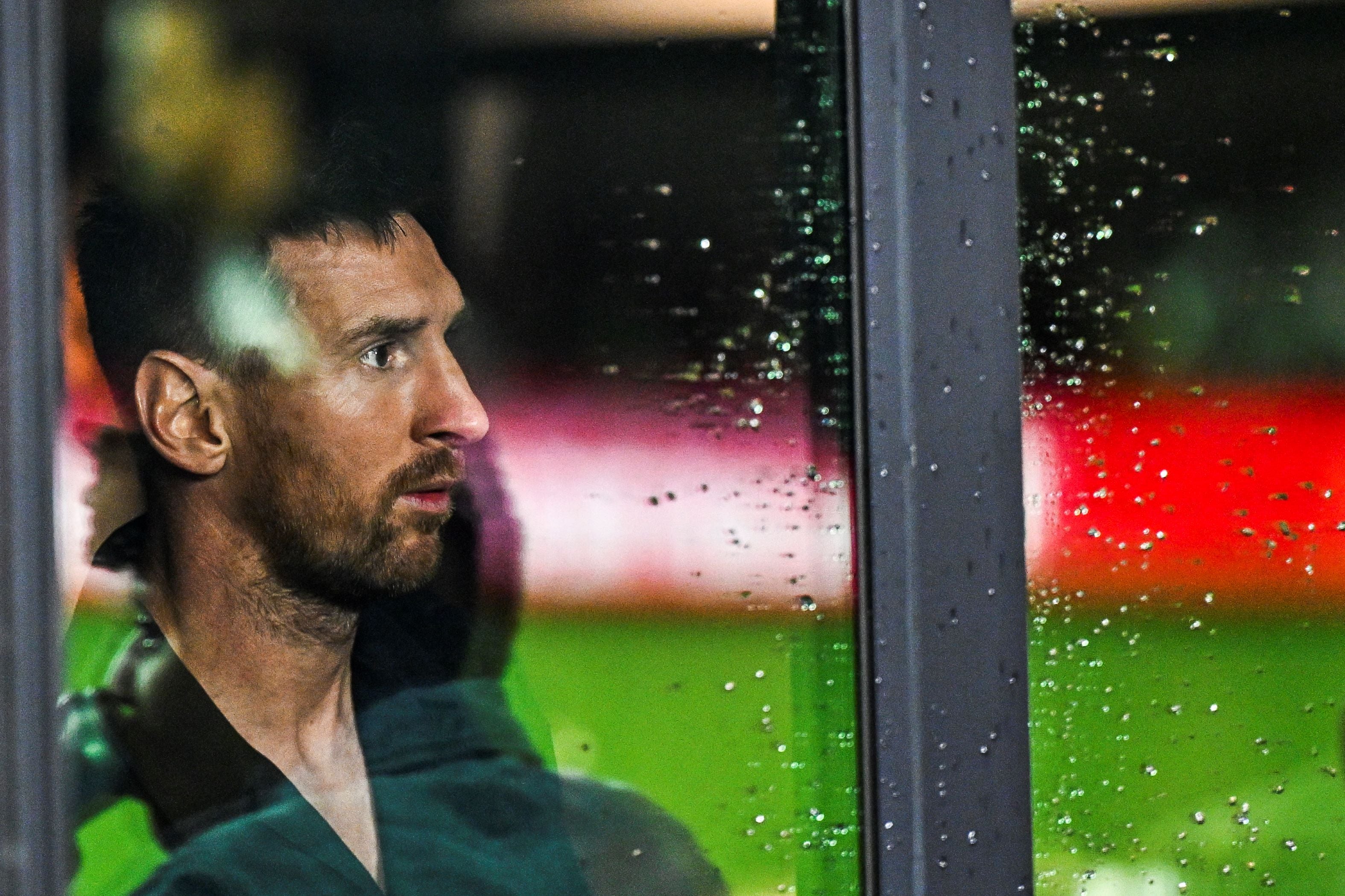 Messi, aún no recuperado físicamente, lo miró desde la tribuna