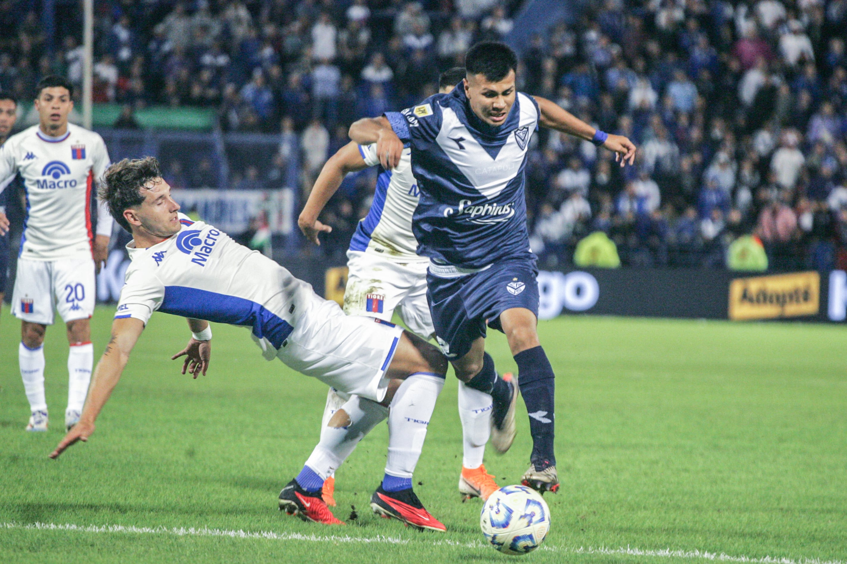 El partido fue muy equilibrado en el mediocampo.