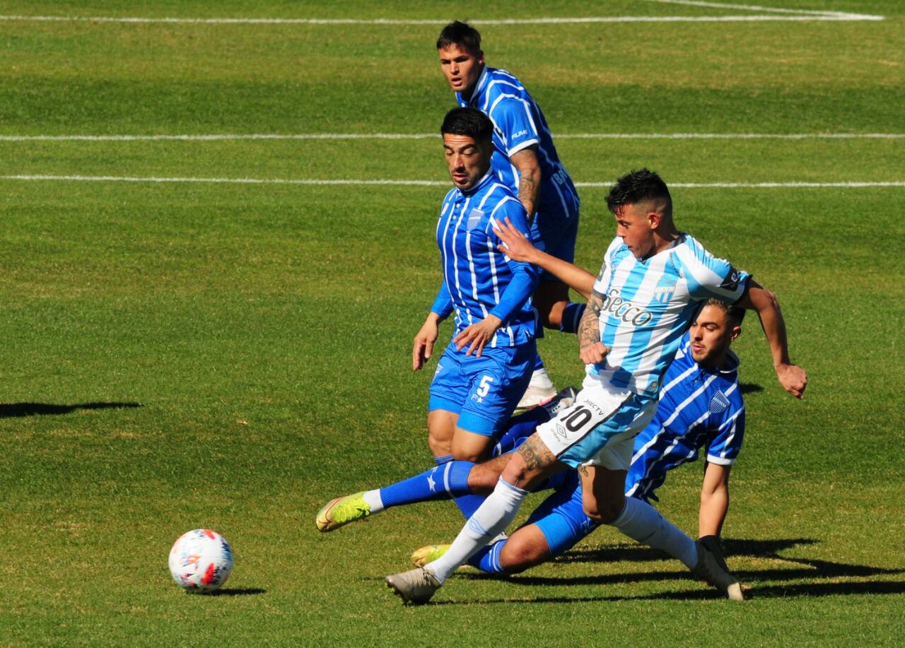 Acosta define para marcar el segundo gol de los tucumanos