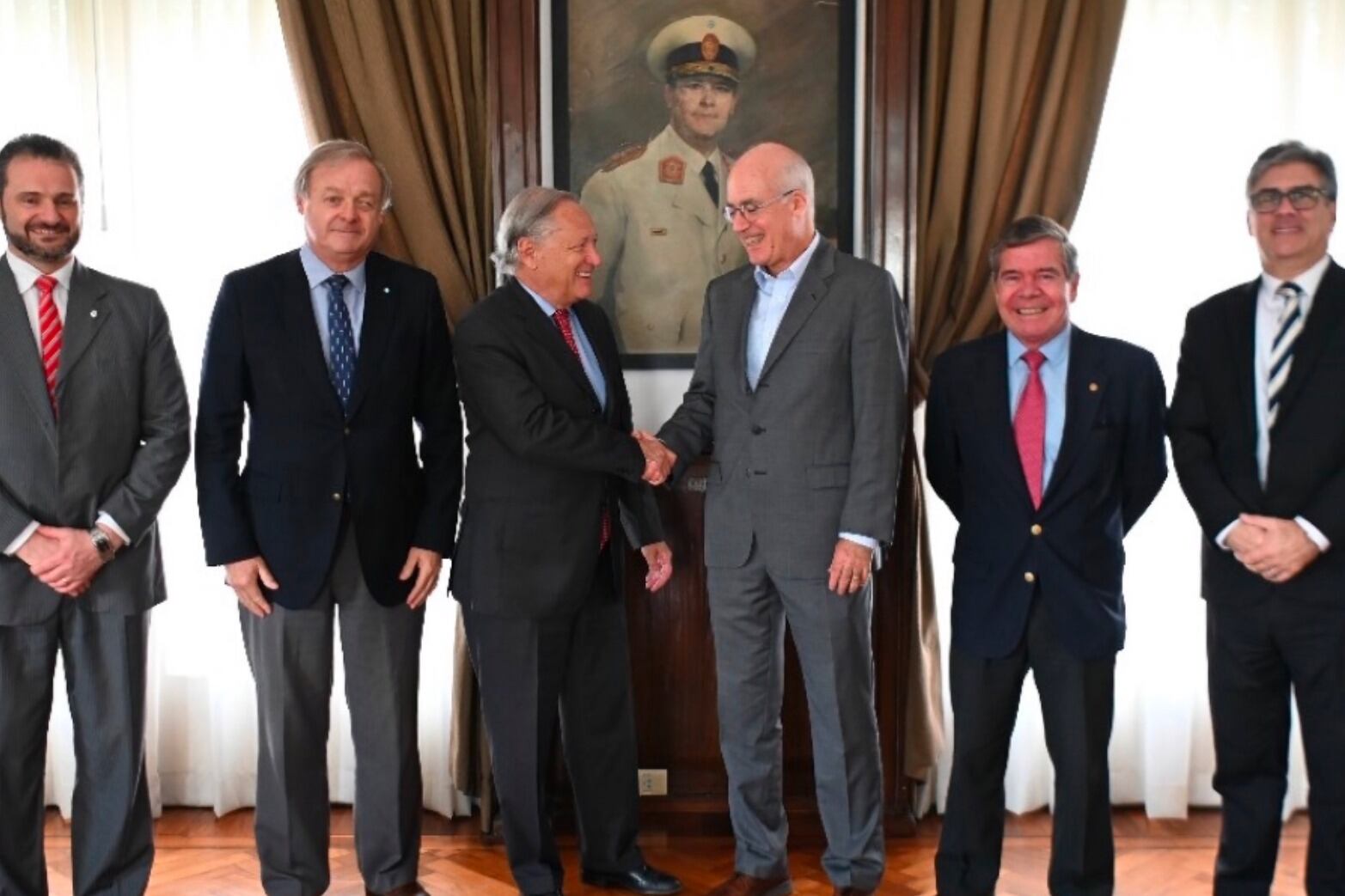 El abogado Juan Manuel (de traje gris) presidirá Fabricaciones Militares.