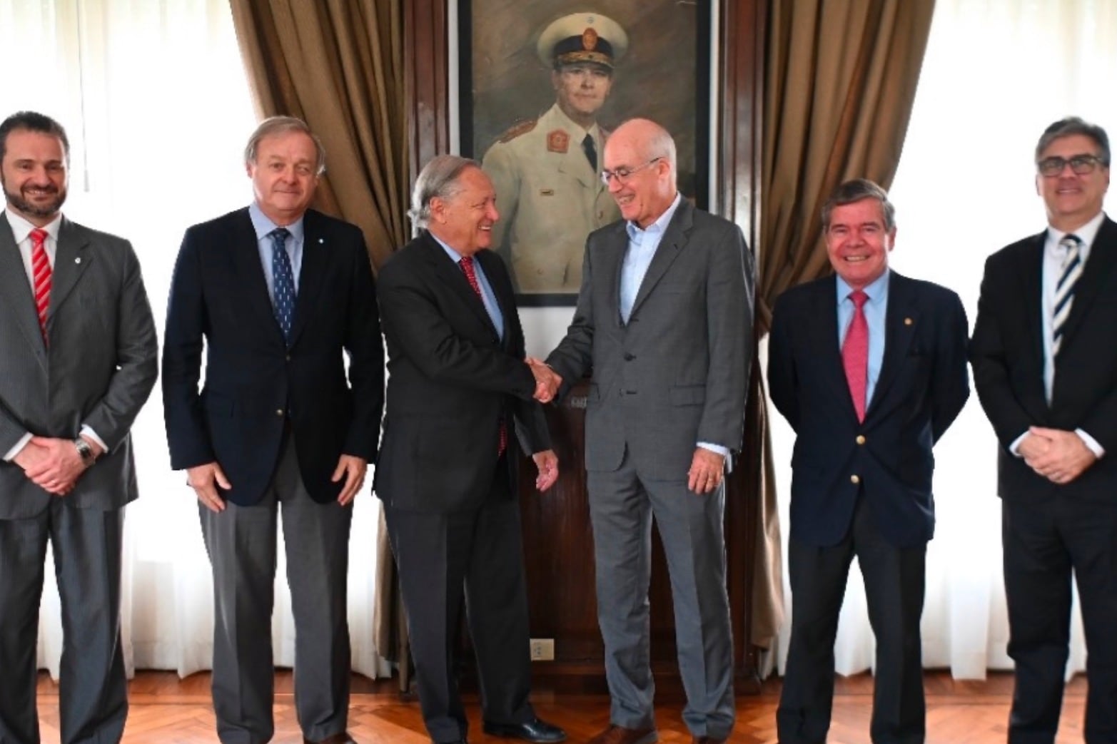 El abogado Juan Manuel (de traje gris) presidirá Fabricaciones Militares.