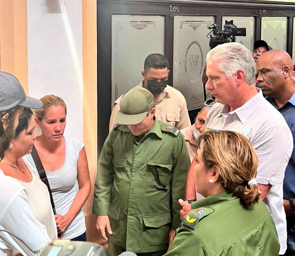 El presidente Miguel Díaz-Canel conversa con familiares de desaparecidos por el incendio / Presidencia de Cuba