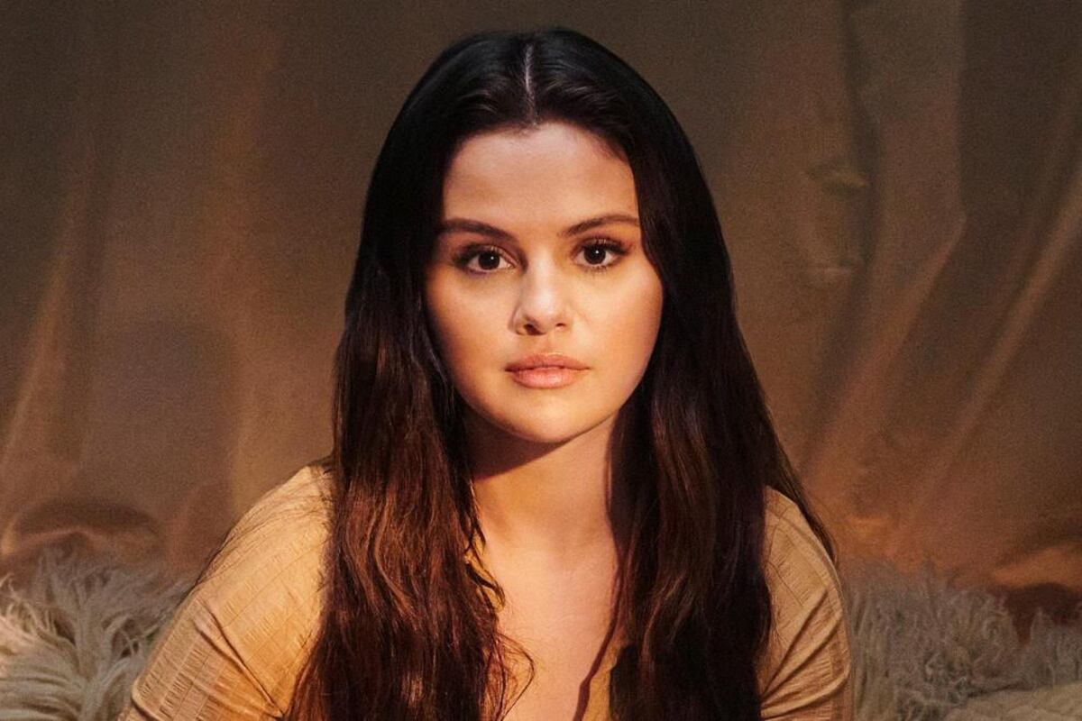 "Mi mente y yo. Algunas veces no nos llevamos bien y se vuelve difícil respirar. Pero no cambiaría mi vida", aseguró Selena Gomez. (Foto: Apple)