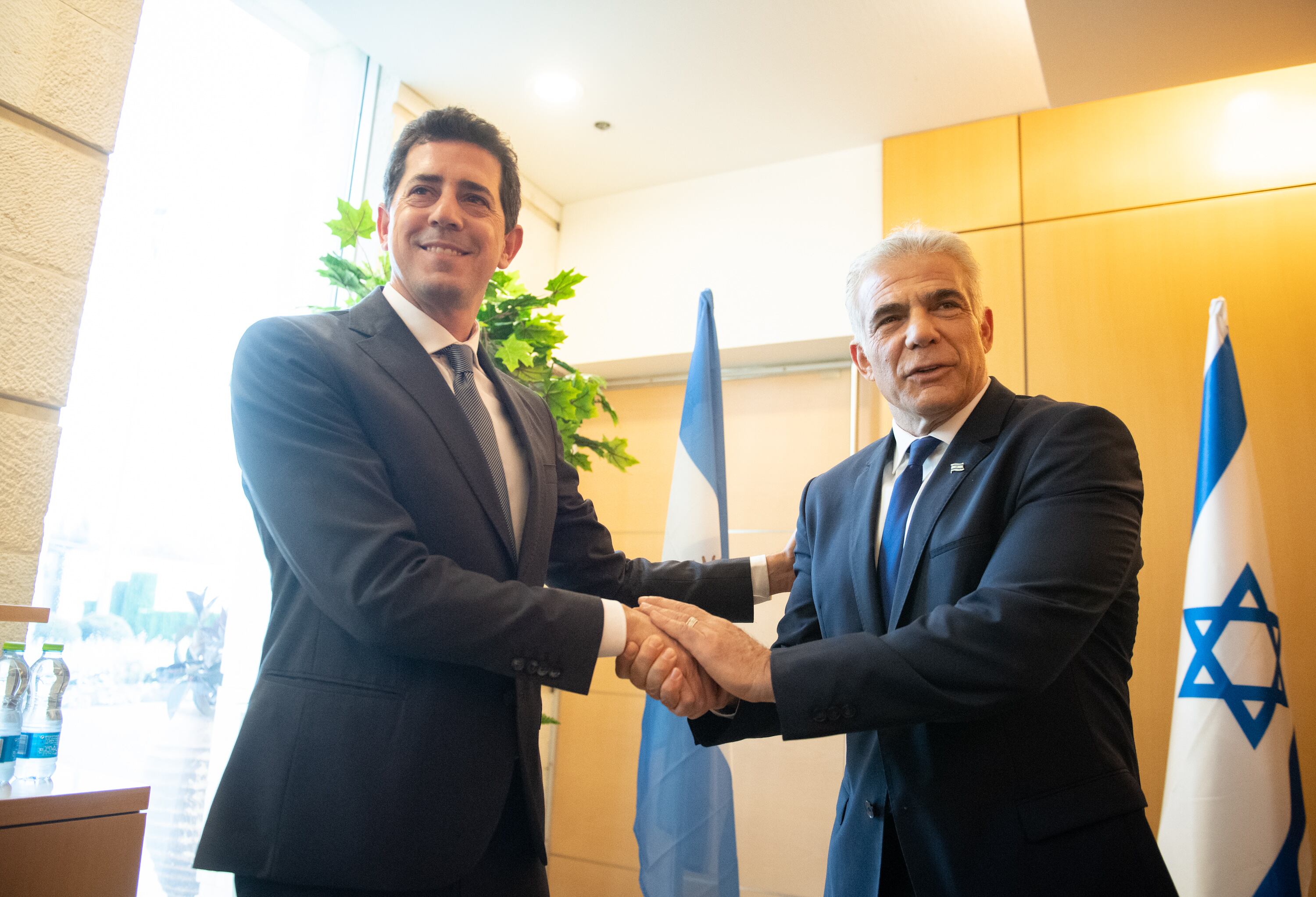 El ministro de Interior Wado de Pedro con el canciller israelí, Yair Lapid.